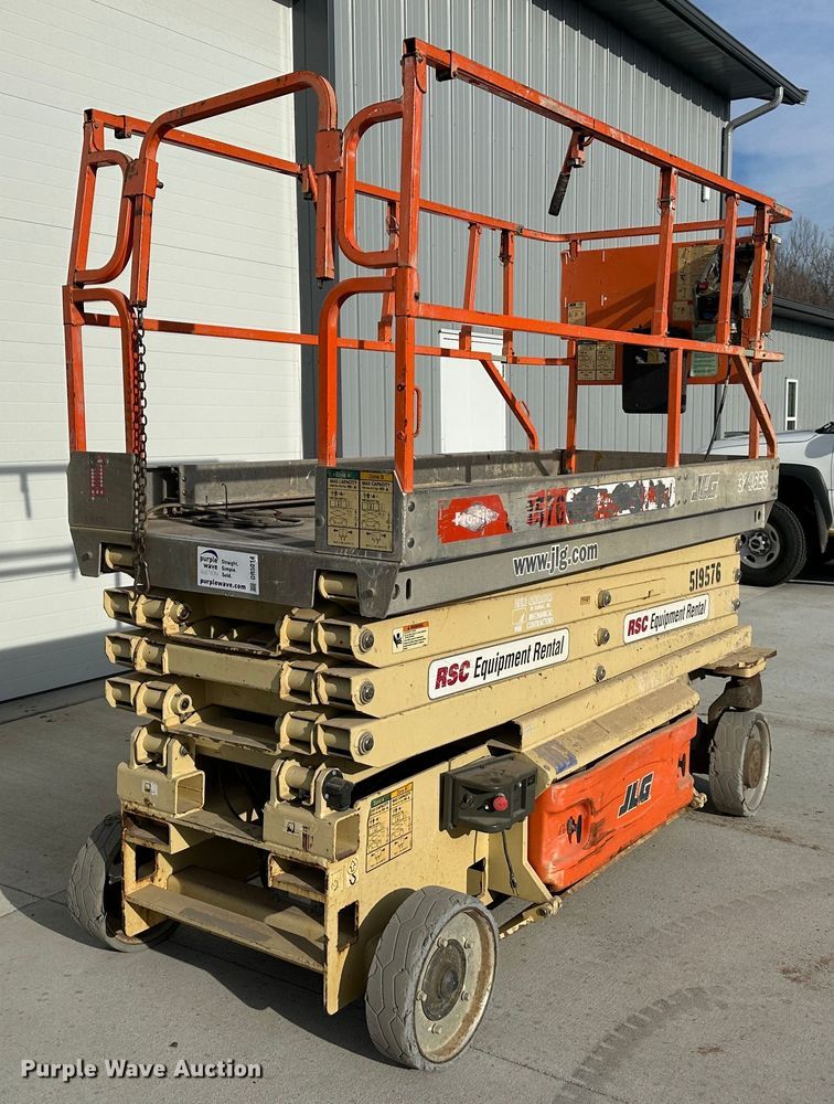 image for item DR5014 2004 JLG 3246ES  scissor lift