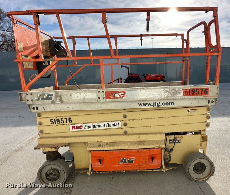 image for item DR5014 2004 JLG 3246ES  scissor lift