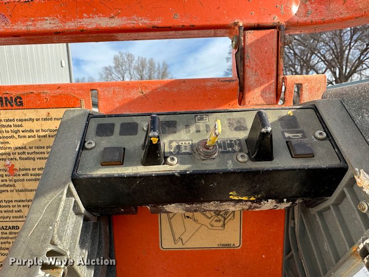 image for item DR5014 2004 JLG 3246ES  scissor lift