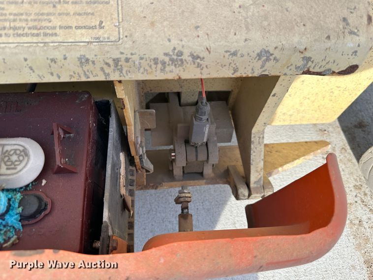 image for item DR5014 2004 JLG 3246ES  scissor lift