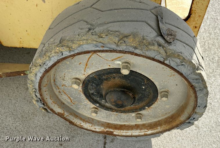 image for item DR5014 2004 JLG 3246ES  scissor lift