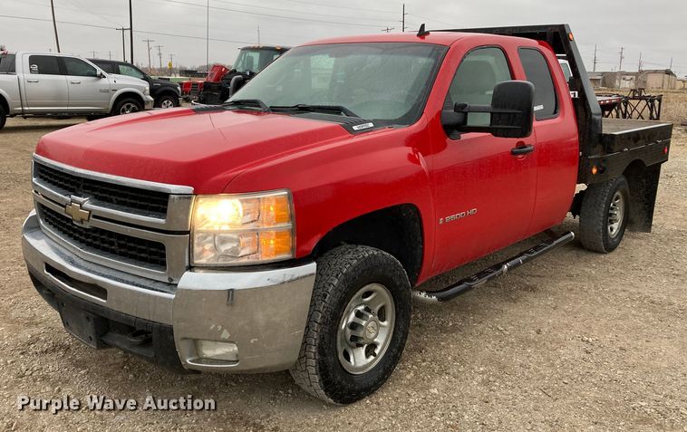 image for item HN9831 2007 Chevrolet Silverado 2500HD  Ext. Cab flatbed pickup truck