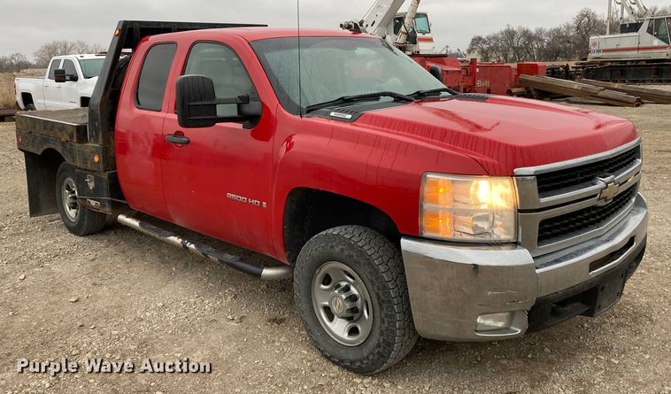 image for item HN9831 2007 Chevrolet Silverado 2500HD  Ext. Cab flatbed pickup truck