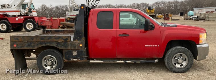 image for item HN9831 2007 Chevrolet Silverado 2500HD  Ext. Cab flatbed pickup truck