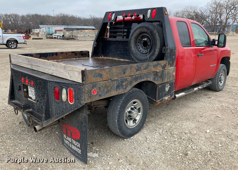 image for item HN9831 2007 Chevrolet Silverado 2500HD  Ext. Cab flatbed pickup truck