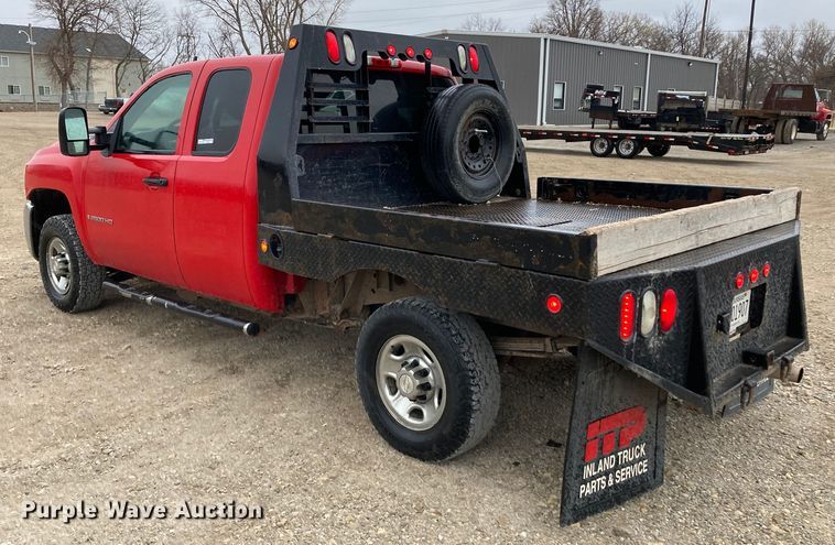 image for item HN9831 2007 Chevrolet Silverado 2500HD  Ext. Cab flatbed pickup truck