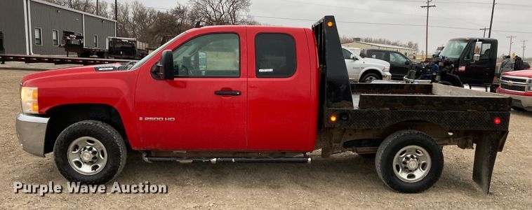 image for item HN9831 2007 Chevrolet Silverado 2500HD  Ext. Cab flatbed pickup truck