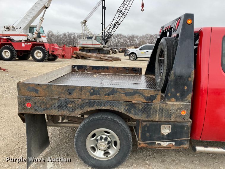 image for item HN9831 2007 Chevrolet Silverado 2500HD  Ext. Cab flatbed pickup truck