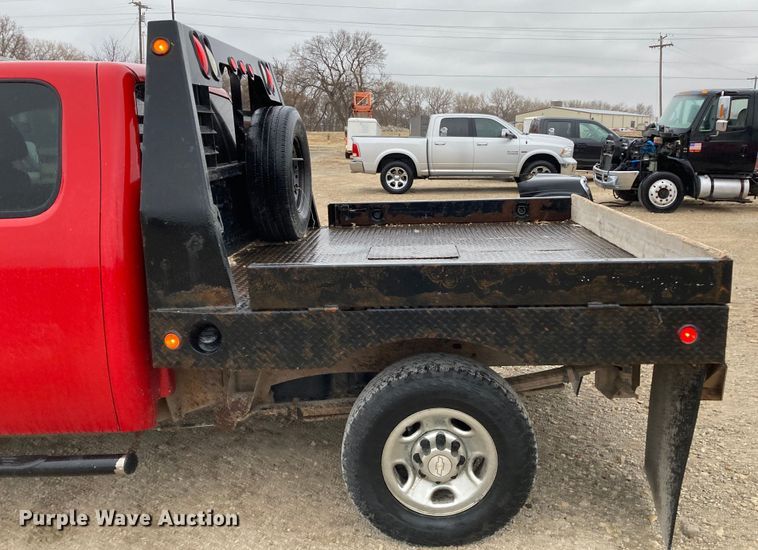 image for item HN9831 2007 Chevrolet Silverado 2500HD  Ext. Cab flatbed pickup truck