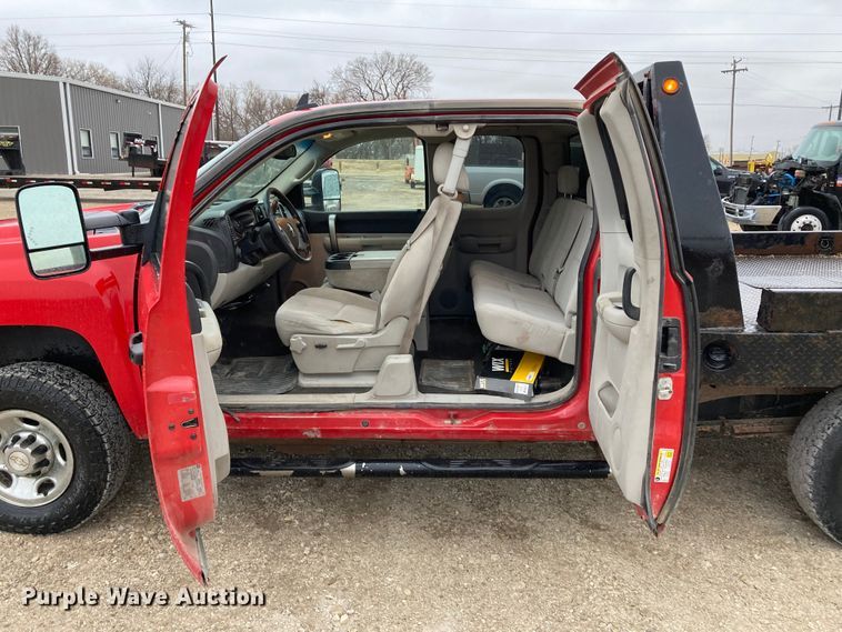 image for item HN9831 2007 Chevrolet Silverado 2500HD  Ext. Cab flatbed pickup truck