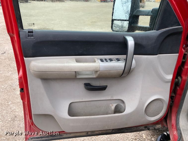 image for item HN9831 2007 Chevrolet Silverado 2500HD  Ext. Cab flatbed pickup truck