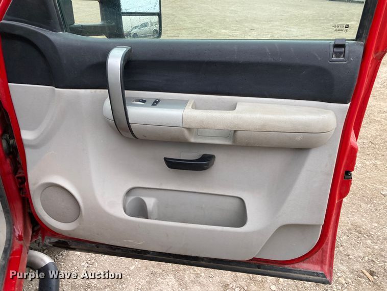 image for item HN9831 2007 Chevrolet Silverado 2500HD  Ext. Cab flatbed pickup truck