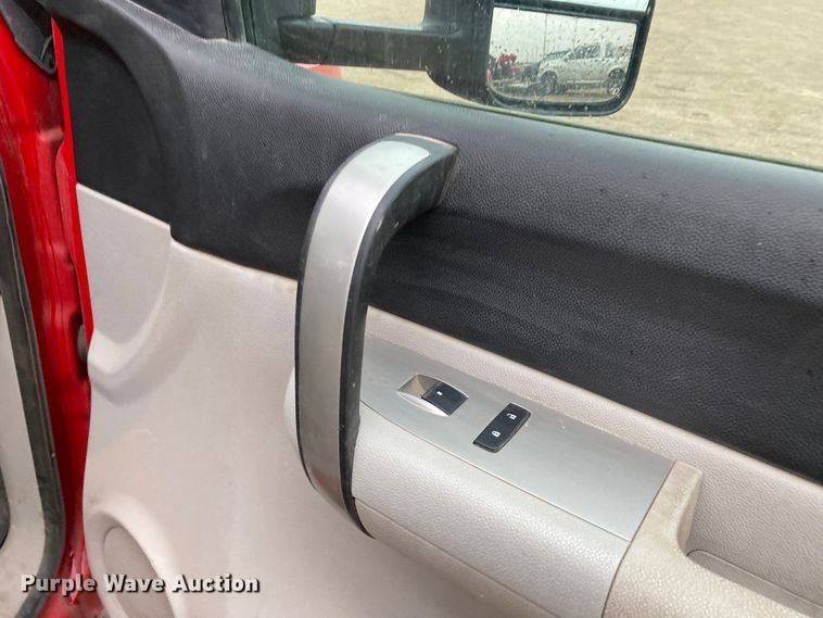image for item HN9831 2007 Chevrolet Silverado 2500HD  Ext. Cab flatbed pickup truck