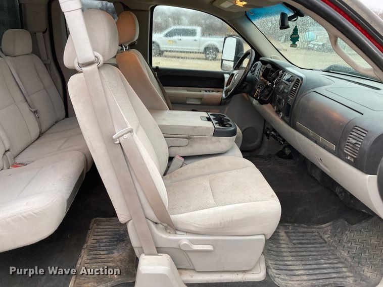 image for item HN9831 2007 Chevrolet Silverado 2500HD  Ext. Cab flatbed pickup truck