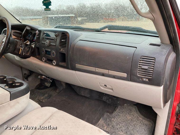 image for item HN9831 2007 Chevrolet Silverado 2500HD  Ext. Cab flatbed pickup truck
