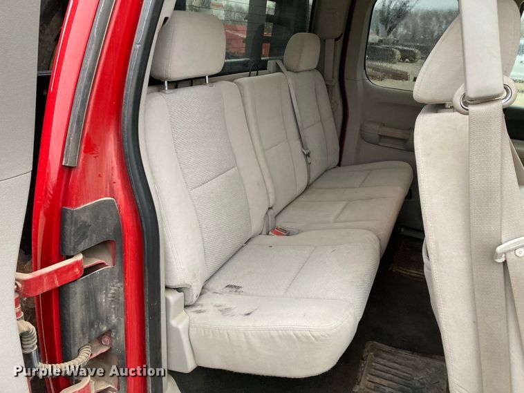 image for item HN9831 2007 Chevrolet Silverado 2500HD  Ext. Cab flatbed pickup truck