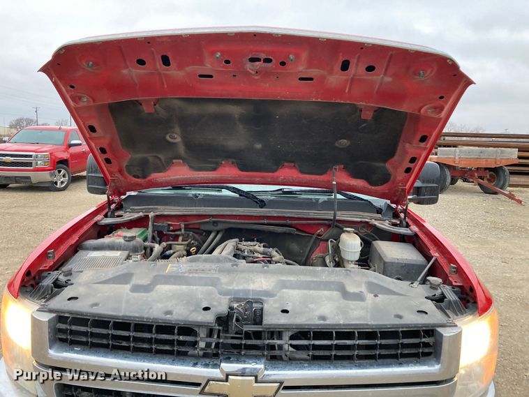 image for item HN9831 2007 Chevrolet Silverado 2500HD  Ext. Cab flatbed pickup truck