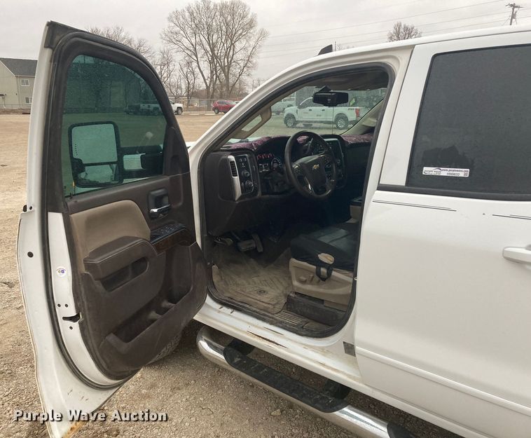 image for item HN9832 2016 Chevrolet Silverado 2500HD  Double Cab pickup truck