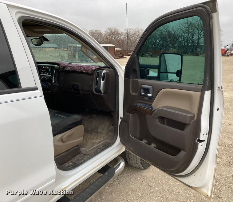 image for item HN9832 2016 Chevrolet Silverado 2500HD  Double Cab pickup truck