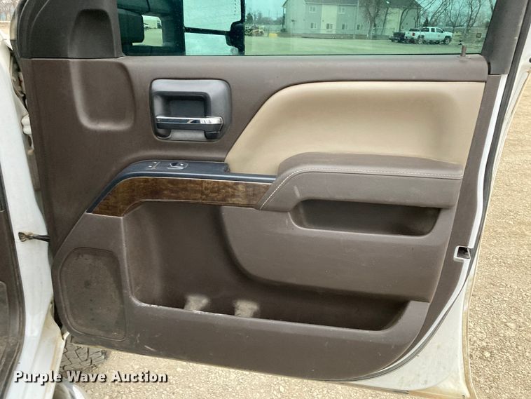image for item HN9832 2016 Chevrolet Silverado 2500HD  Double Cab pickup truck