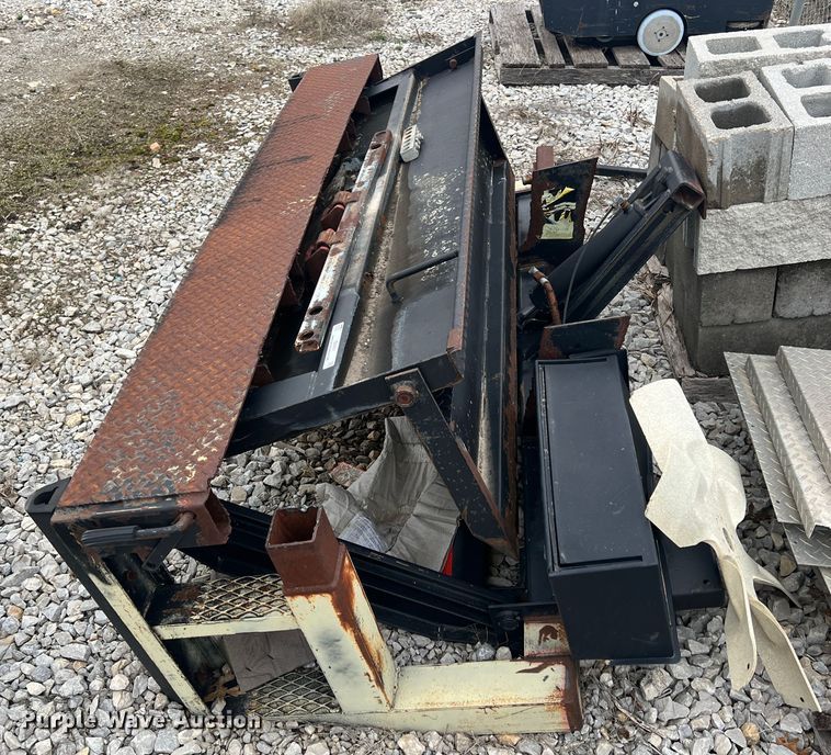 image for item ID9451 6' W end gate lift