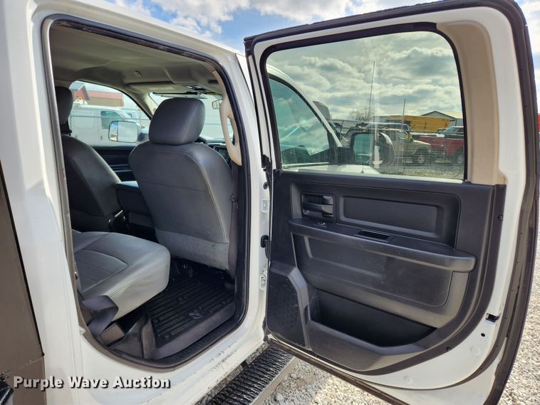 image for item JB9506 2017 Dodge Ram 5500HD  Crew Cab flatbed truck