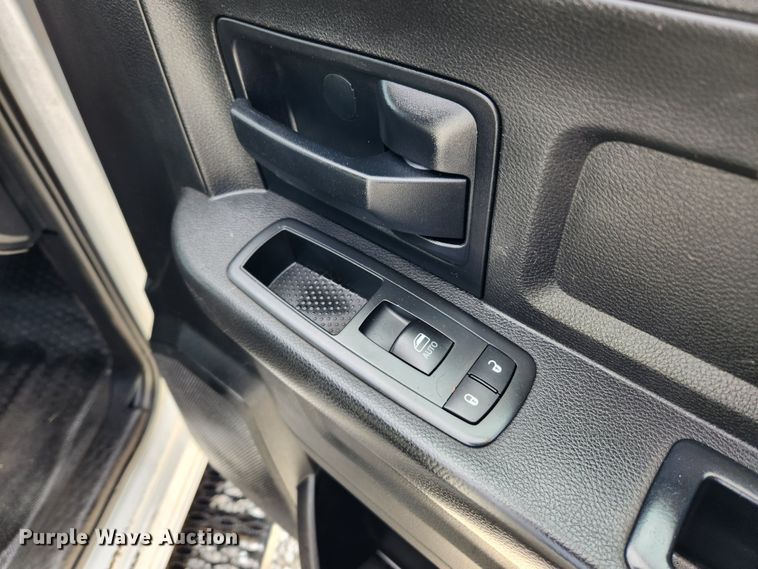 image for item JB9506 2017 Dodge Ram 5500HD  Crew Cab flatbed truck