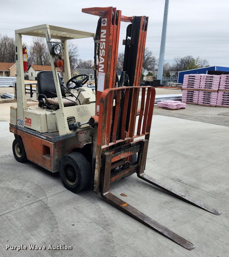 image for item JB9522 Nissan 30  forklift