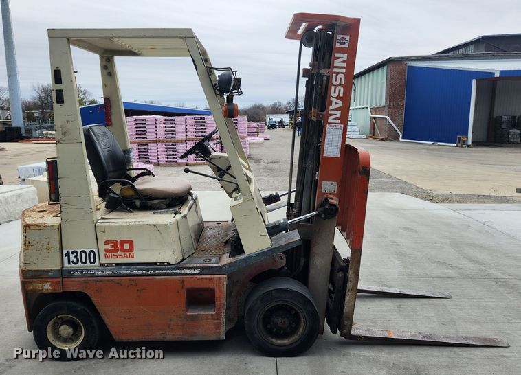 image for item JB9522 Nissan 30  forklift