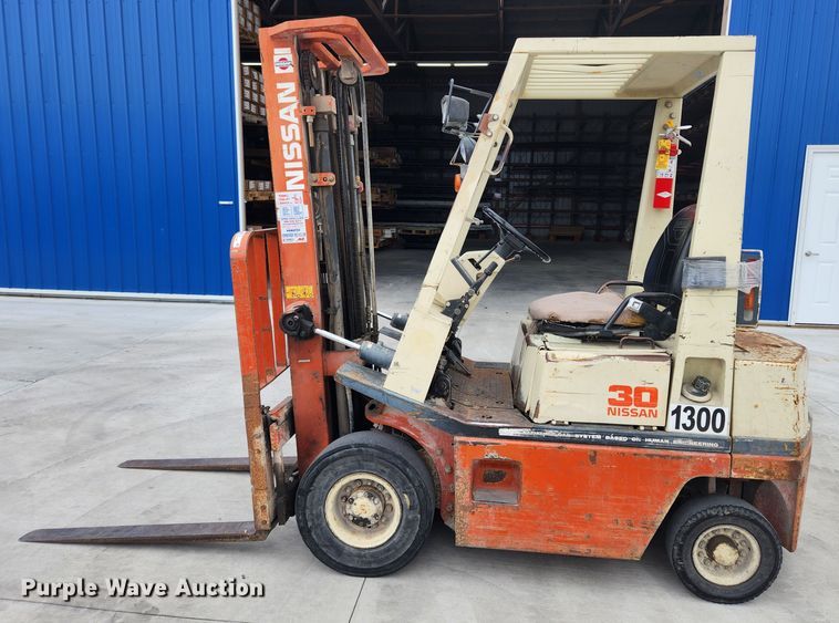 image for item JB9522 Nissan 30  forklift