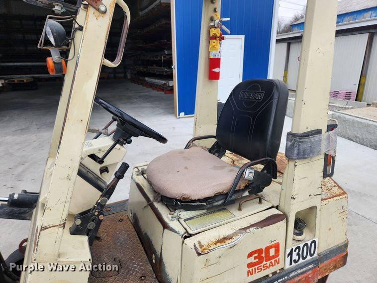 image for item JB9522 Nissan 30  forklift