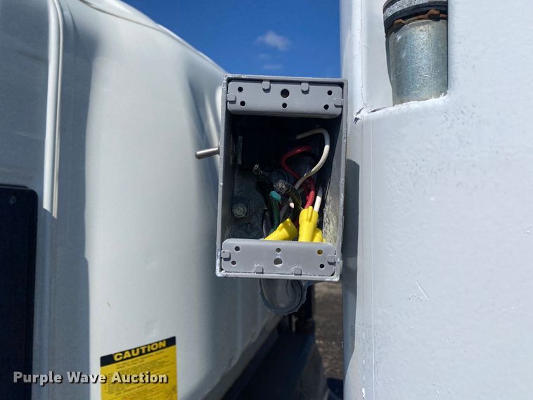 image for item KB9557 2015 Isuzu NPR  delivery truck