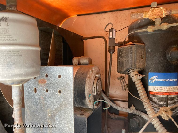 image for item KB9557 2015 Isuzu NPR  delivery truck