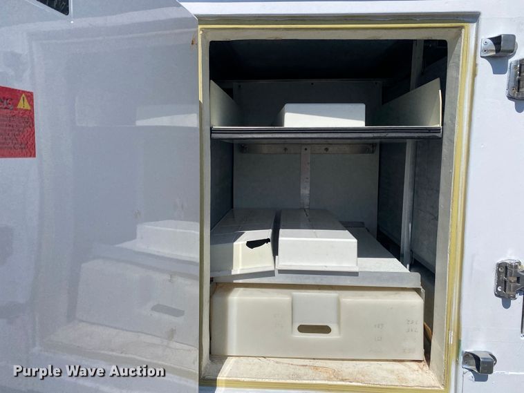 image for item KB9557 2015 Isuzu NPR  delivery truck