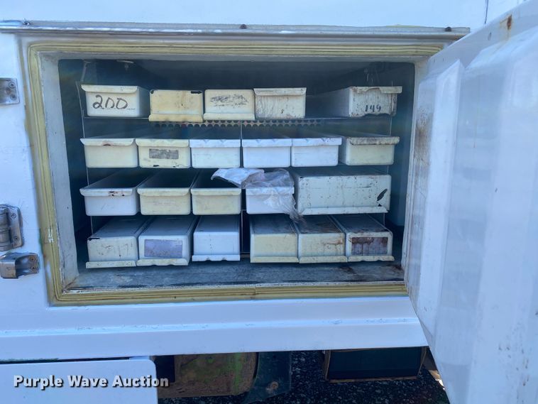 image for item KB9557 2015 Isuzu NPR  delivery truck