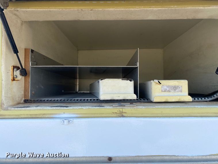 image for item KB9557 2015 Isuzu NPR  delivery truck