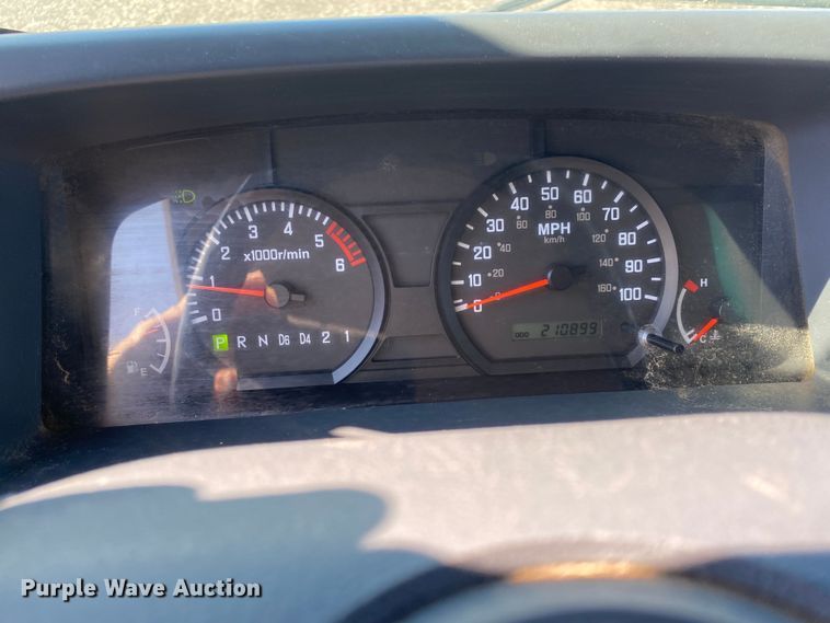 image for item KB9557 2015 Isuzu NPR  delivery truck