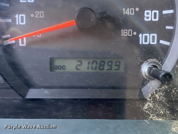 image for item KB9557 2015 Isuzu NPR  delivery truck