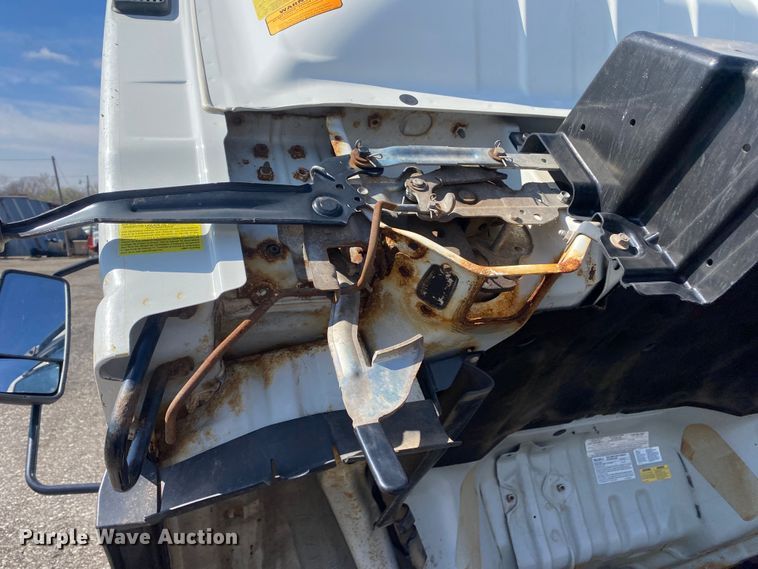 image for item KB9557 2015 Isuzu NPR  delivery truck