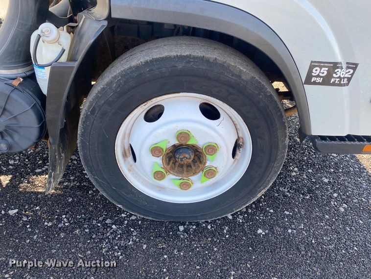 image for item KB9557 2015 Isuzu NPR  delivery truck