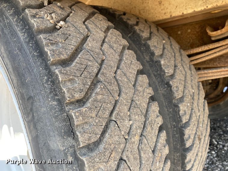 image for item KB9557 2015 Isuzu NPR  delivery truck