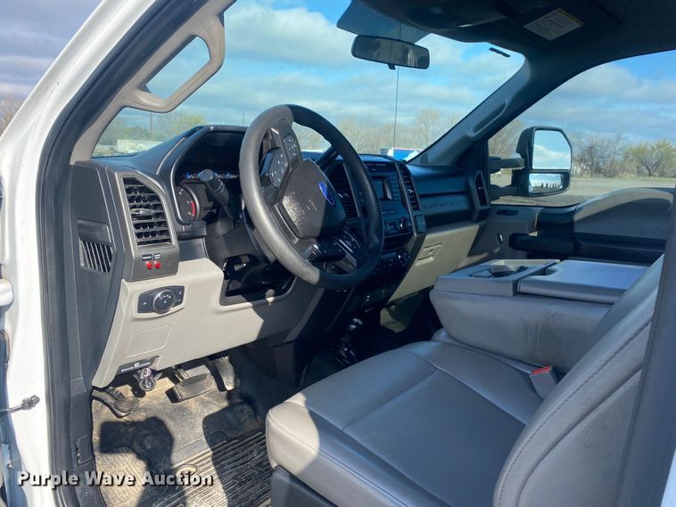 image for item KB9566 2017 Ford F550 XL  truck cab and chassis