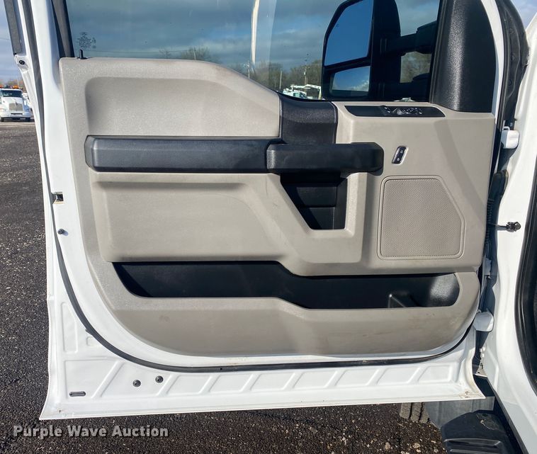 image for item KB9566 2017 Ford F550 XL  truck cab and chassis