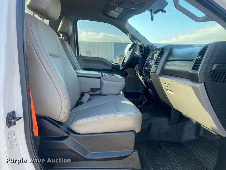 image for item KB9566 2017 Ford F550 XL  truck cab and chassis