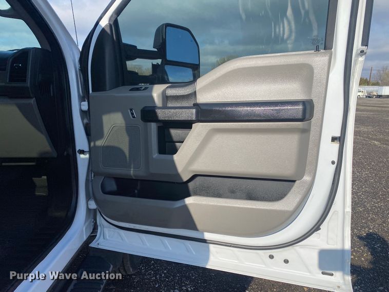 image for item KB9566 2017 Ford F550 XL  truck cab and chassis