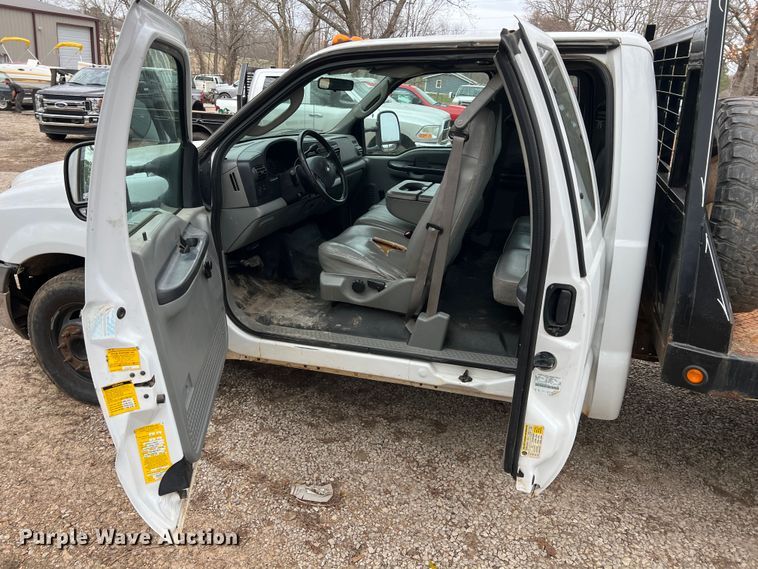 image for item KR9538 2007 Ford F350 Super Duty XL  SuperCab flatbed pickup truck