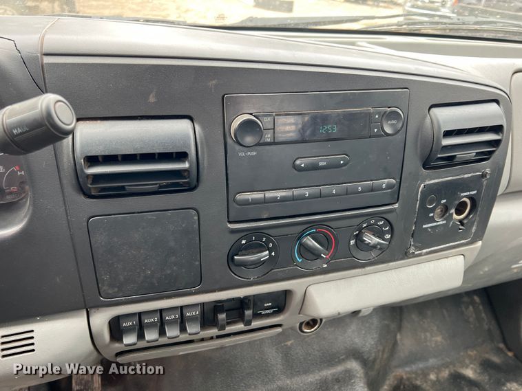 image for item KR9538 2007 Ford F350 Super Duty XL  SuperCab flatbed pickup truck