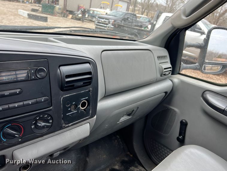 image for item KR9538 2007 Ford F350 Super Duty XL  SuperCab flatbed pickup truck