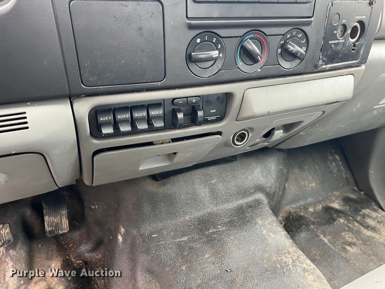 image for item KR9538 2007 Ford F350 Super Duty XL  SuperCab flatbed pickup truck