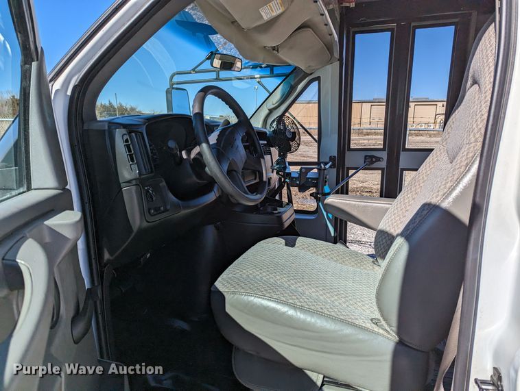 image for item LF9572 2004 GMC Savana G3500  school bus